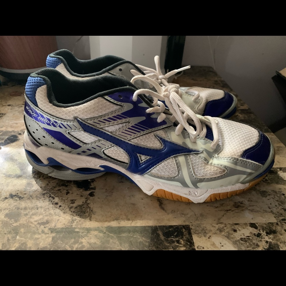 Size 8.5 Mizuno volleyball shoes